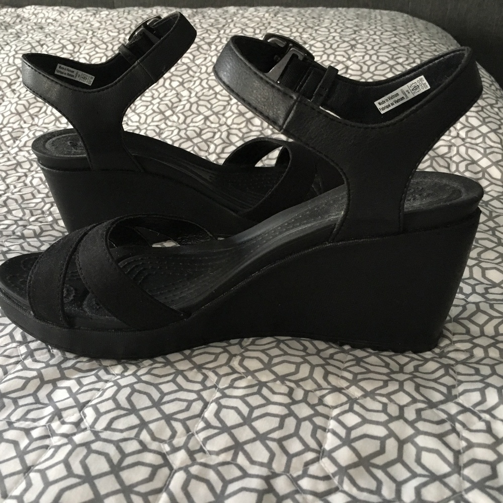NEW!! Crocs Black Leigh II Ankle Strap Wedge Sz 8